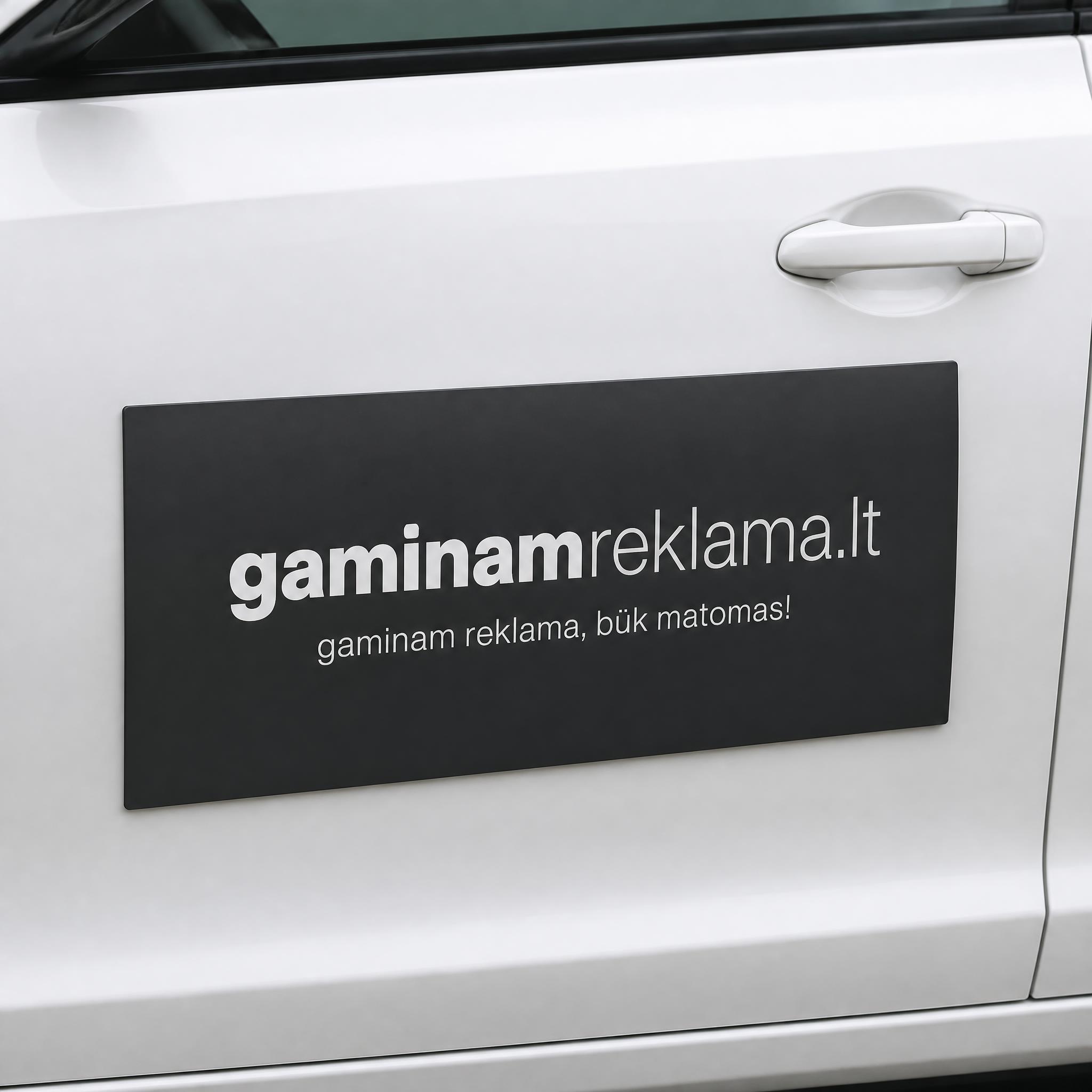 Magnetinė reklama ant automobilio