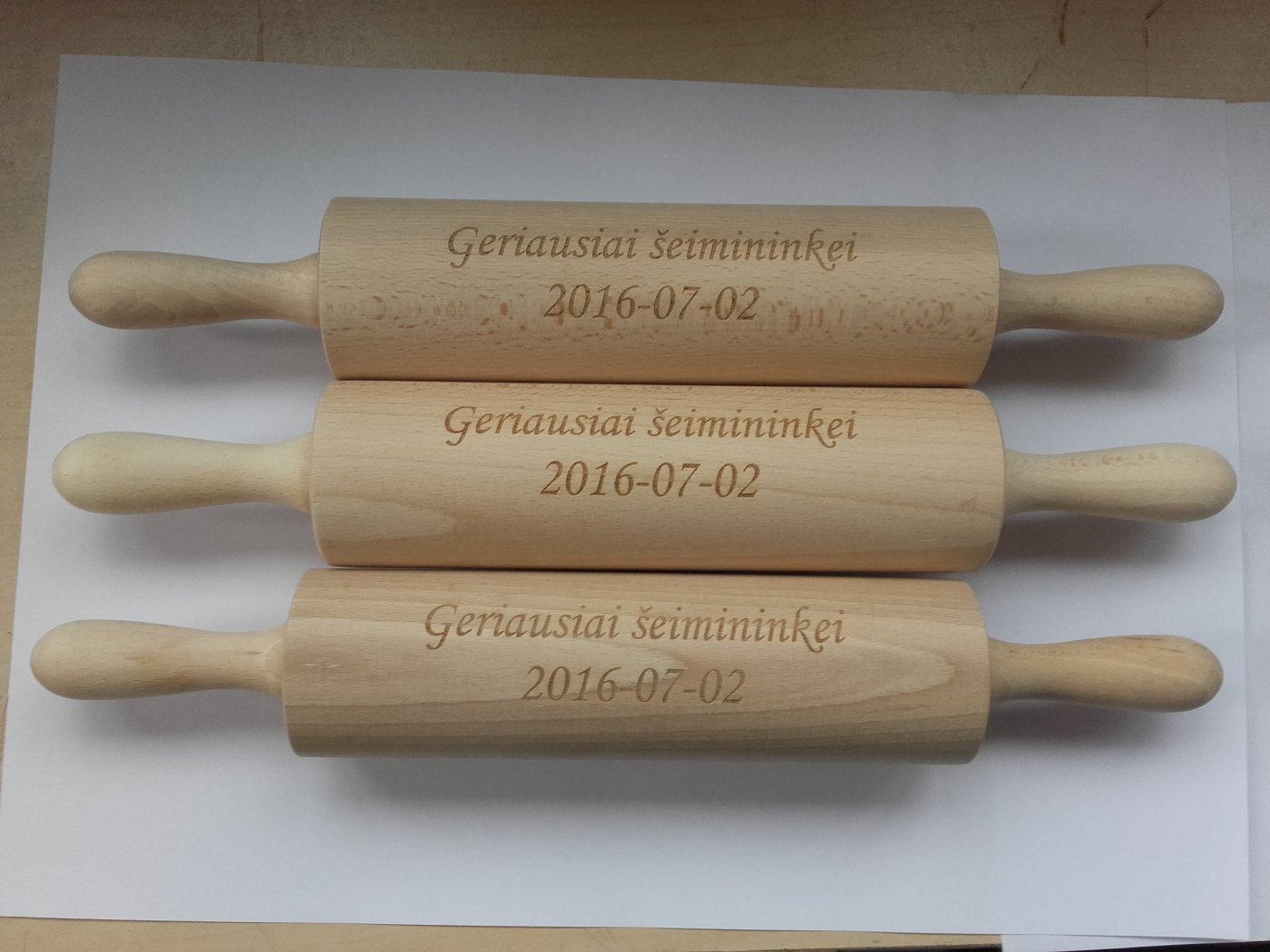 Graviruoti kočėlai ir virtuvės reikmenys